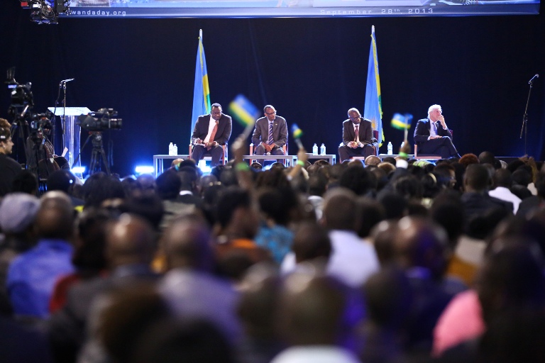 Perezida Kagame yafashe n'umwanya wo kungurana ibitekerezo n'Abanyarwanda baba hanze.