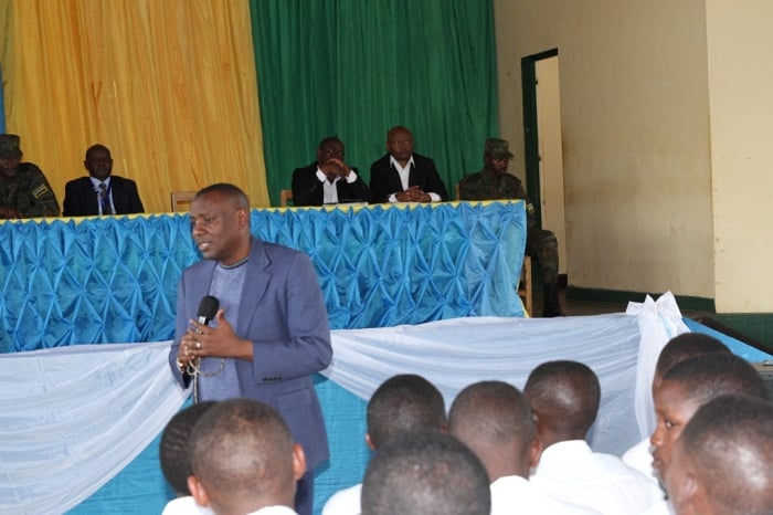 Dr. Munyakazi yaganiriye n'abanyeshuri hamwe n'abarezi abasobanurira uburyo bafite uruhare runini mu kugeza igihugu aho cyifuza kugera