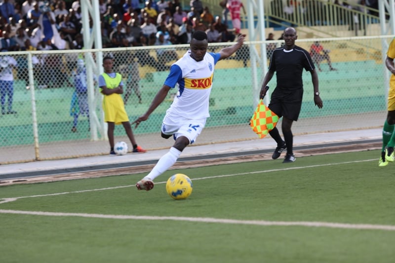 Mugisha Gilbert agerageza guhindura umupira mu rubuga rw'amahina