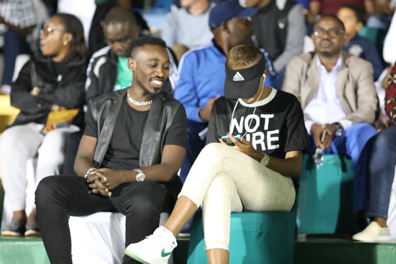 Umuhanzi Khalfan ufana Rayon Sports nawe yari yaje kuri uyu mukino, gusa uko umupira warengaga ntibyamubuzaga kureba ........