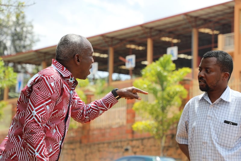 Kavubi atembereza umunyamakuru Roger Marc wa Kigali Today inzira y'umusaraba yanyuzemo muri Jenoside