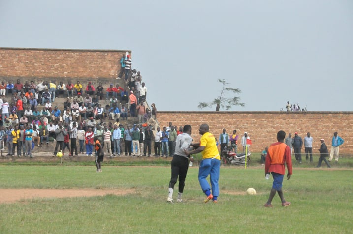 Aha umwe mu batoza ba Rayon Sports yabuzaga umunyezamu wa Gicumbi kumena amazi mu izamu rya Rayon Sports ..