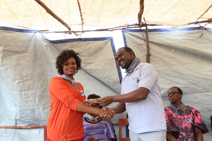 Banabasigiye ibahasha irimo amafaranga yo kunganira inkunga bahawe