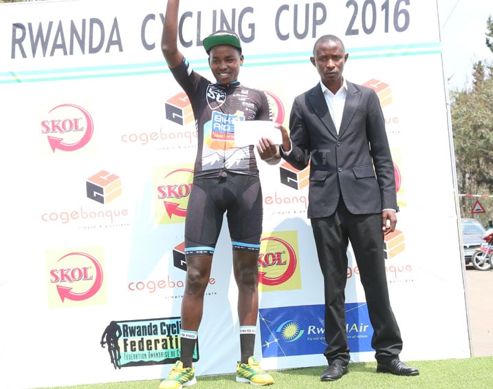 Hadi Janvier ashyikirizwa igihembo na Twizeyeyezu uhagarariye Kigali Today mu Karere ka Nyanza.