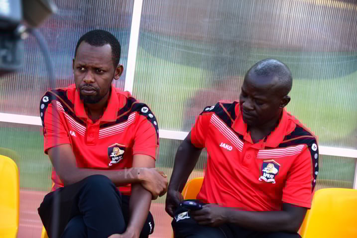 Umutoza wa APR Yves Rwasamanzi uri ibumoso