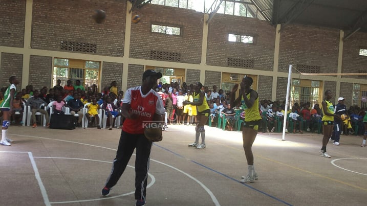 Minisitiri Uwacu akina umupira w'intoki wa Volleyball