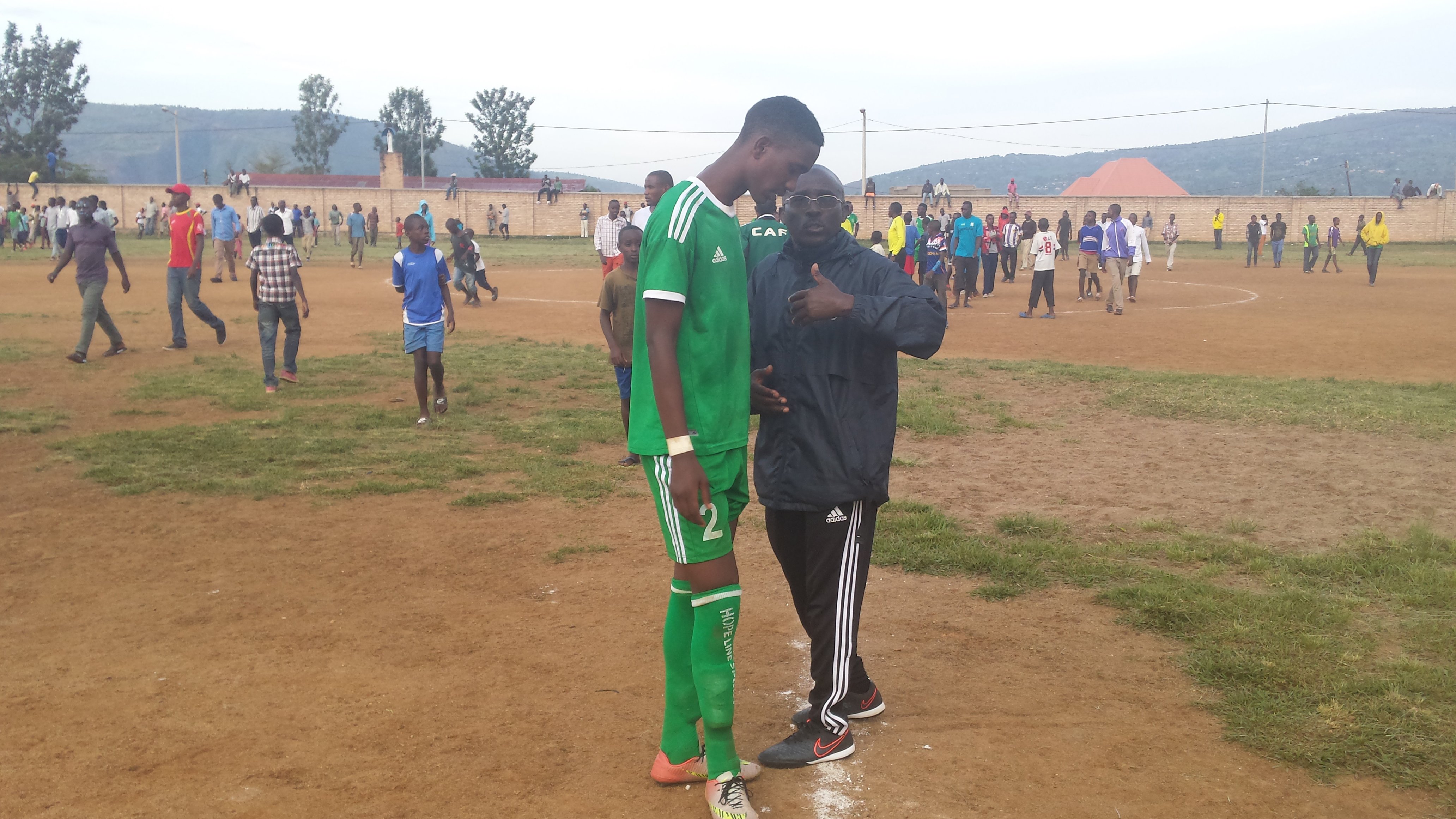 Baravuga ko arebera umutoza Kanamugire utari kwitwara neza