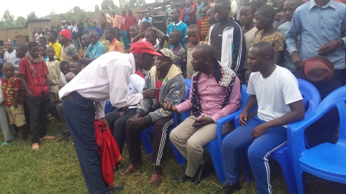 Umusifuzi wo ku ruhande yanyuzagamo akagisha inama abafana