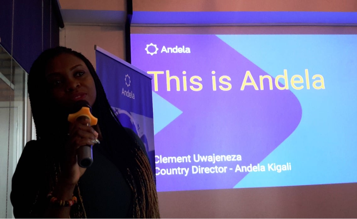 Umuyobozi wa Andela ushinzwe itumanaho muri Afurika, Sola Abagbemi avuga ko umuntu wese ubishaka ashobora kwiyandikisha kuri murandasi, akiga agakora ibizamini, agahabwa akazi