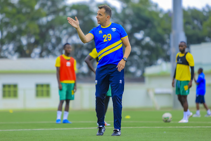 Umutoza Carlos Alós Ferrer yakoresheje imyitozo ya mbere