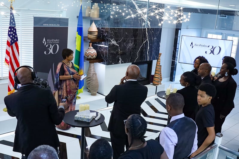 Ambasaderi Mukantabana aganiriza abitabiriye igikorwa cyo gutangiza #Kwibuka30
