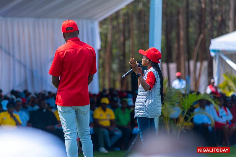 Nsenga Sandrine (ufite indangururamajwi) yashimye Kagame ku bw'inama aha Abanyarwanda zo gukora bakiteza imbere