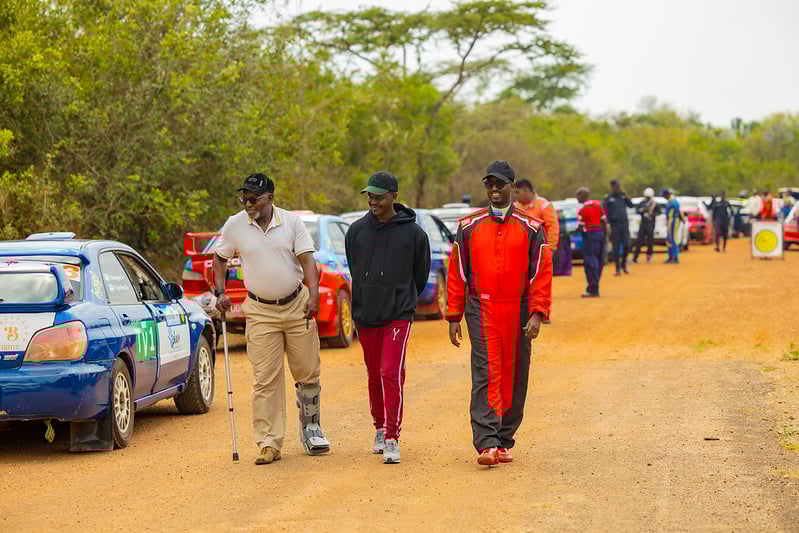 Umukunzi wa rally akora ibishoboka byose ariko akihera ijisho