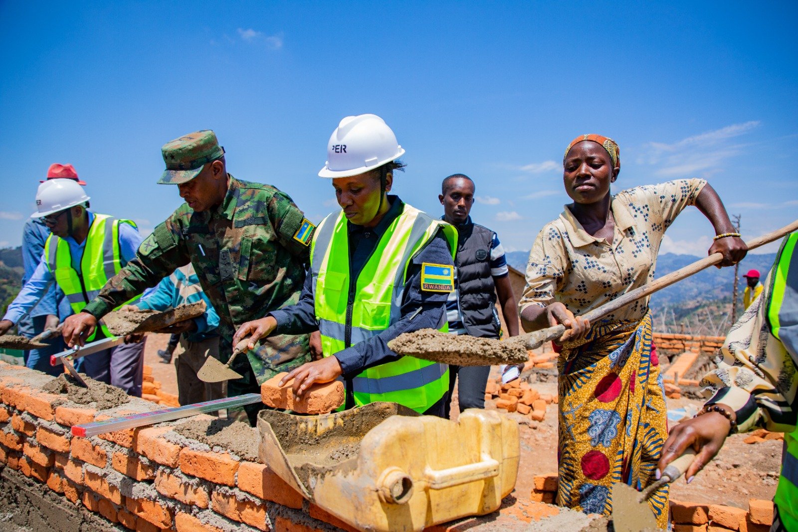 Bimwe mu biranga ingabo z'u Rwanda uyu munsi ni ukwegera no guteza abaturage imbere