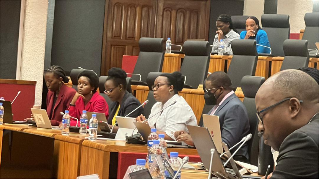 Dr Uwituze asobanurira Abadepite ibijyanye n'ubwanikiro bw'imyaka