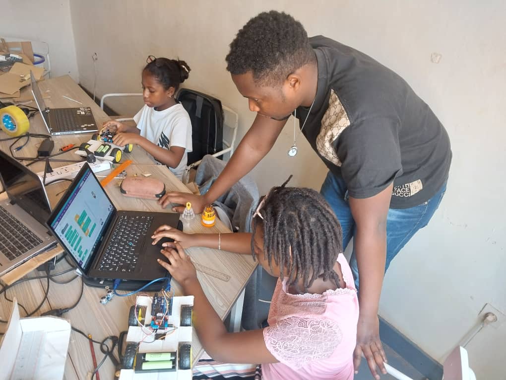EdTech Monday iragaruka ku guteza imbere amasomero yo mu buryo bw'ikoranabuhanga