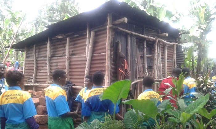 Abasoje amashuri yisumbuye bari ku rugerero na bo baje kubakira uyu mukecuru