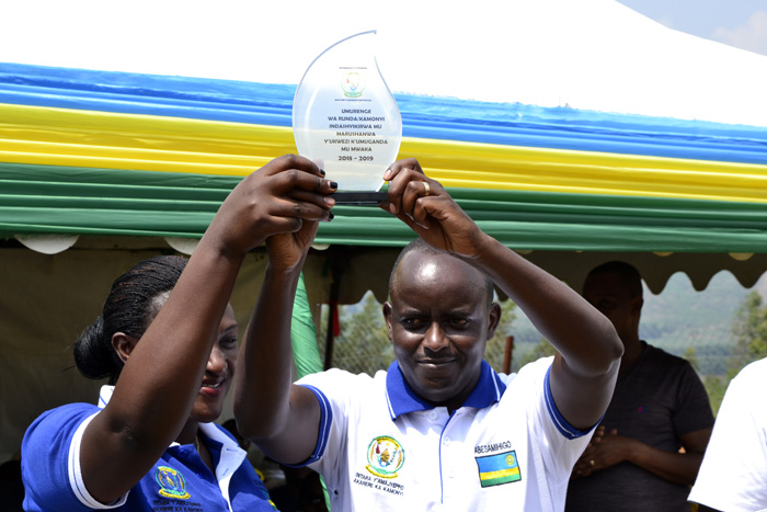 Umuyobozi w'Inama Njyanama ya kamonyi na Mayor Kayitesi bazamura igikombe