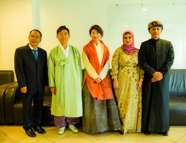 Uhereye ibumoso, Ambasaderi Nguyen Nam Tien, wa Vietnam mu Rwanda, Ambasaderi Jin-weon Chae, wa Korea y'Epfo mu Rwanda n'umugore we, naho uhera iburyo ni Ambasaderi Saleh Bin Suleiman Bin Ahmed Al-Harthi, wa Oman mu Rwanda n'umugore we