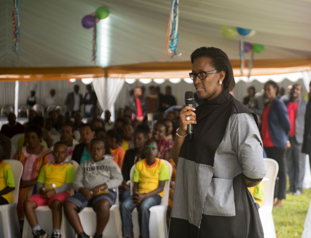 Madame Jeannette Kagame aganiriza abana