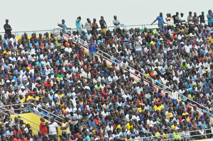 Abafana biganjemo mo aba Congo bakurikirana umukino