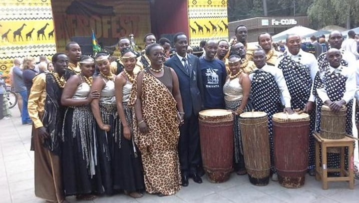Itorero Inganzo Ngari ryari ryaserukanye na Ambasaderi w'u Rwanda mu Burusiya Jeanne D'arc Mujawamaliya.