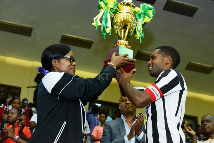 Ngabo Albert kapiteni wa APR Fc ahabwa igikombe