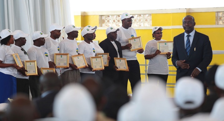 Minisitiri w'ubucuruzi n;Inganda, Francois Kanimba, yashyikirije certificats zo gushimira abahagarariye amakoperative.