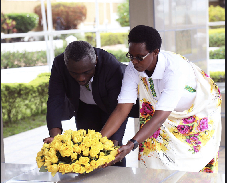 Abahagarariye Intwari z'Inyange bashyira Indabo ku gituro cya bagenzi babo umwaka ushize
