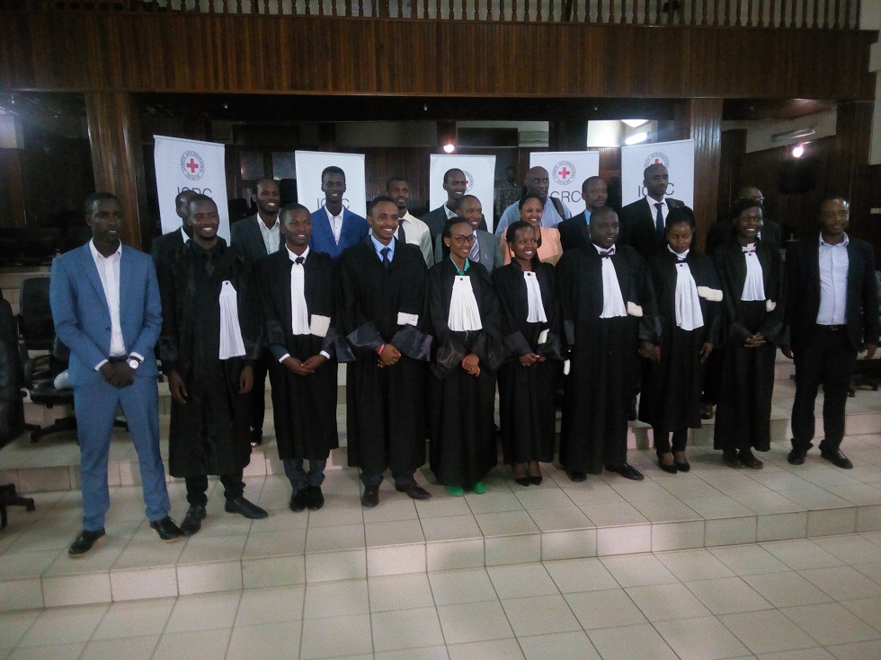 Byari ibyishimo ku banyamategeko ba Kaminuza y'u Rwanda nyuma yo kwegukana ibihembo