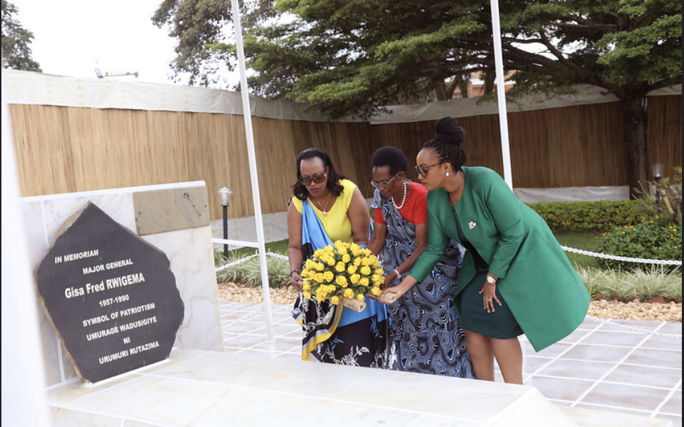 Umuryango wa Maj Gen Fred Gisa Rwigema Ushyira Indabo ku gituro cye umwaka ushize