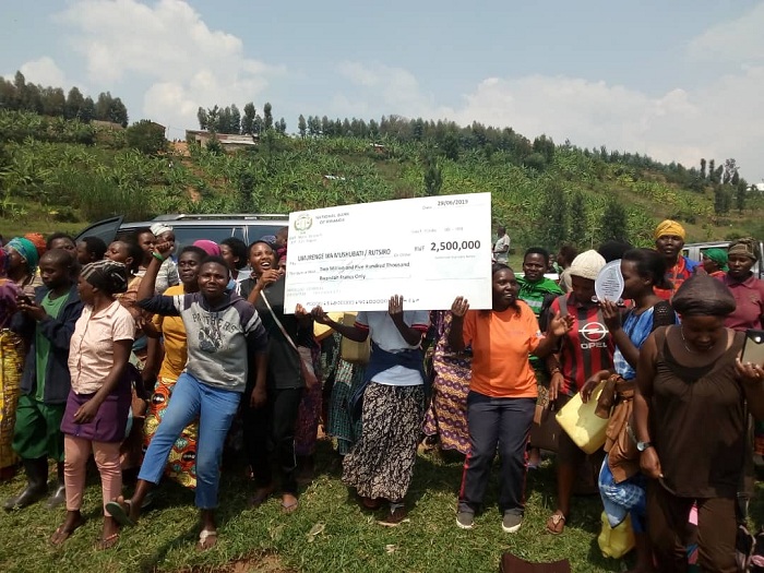 Abaturage muri Rutsiro bishimiye igihembo babonye