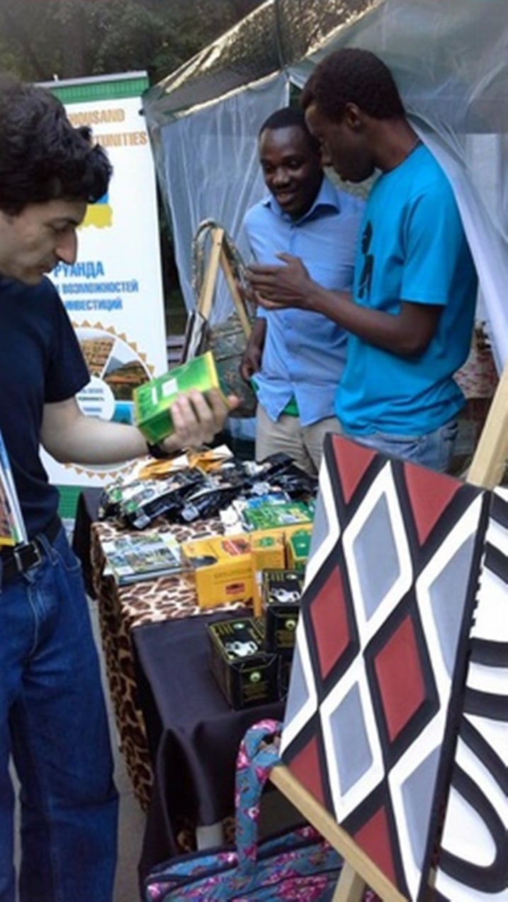 Habaye n'umwanya wo kumurikwa ibikorerwa mu Rwanda. Aha icyayi cy'u Rwanda cyarakunzwe cyane.