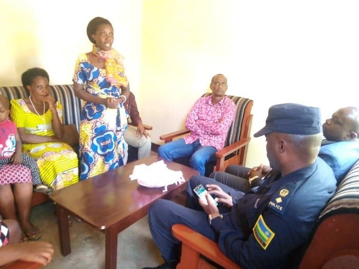 Nyirabahutu Immaculée yashimiye Polisi y'igihugu kubera iyo nzu yamwubakiye
