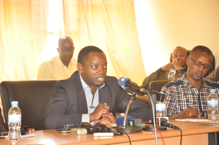 Eric Serubibi,ushinzwe imyubakire mu kigo cy'igihugu gishinzwe imyubakire asobanura aho imirimo igeze