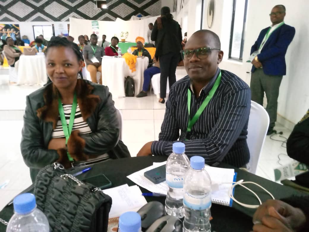 Mukiza (wambaye indorerwamo), avuga ko abahinzi bakwiye kugira uruhare mu kurwanya ibidindiza umusaruro w'imyumbati