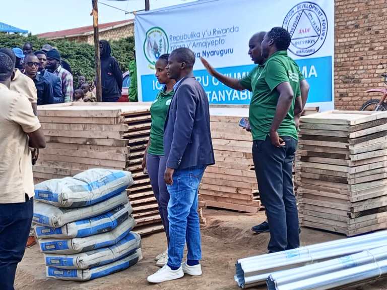Mu cyumweru cy'umujyanama n'umufatanyabikorwa hatanzwe ibikoresho byo kubakira abatishoboye