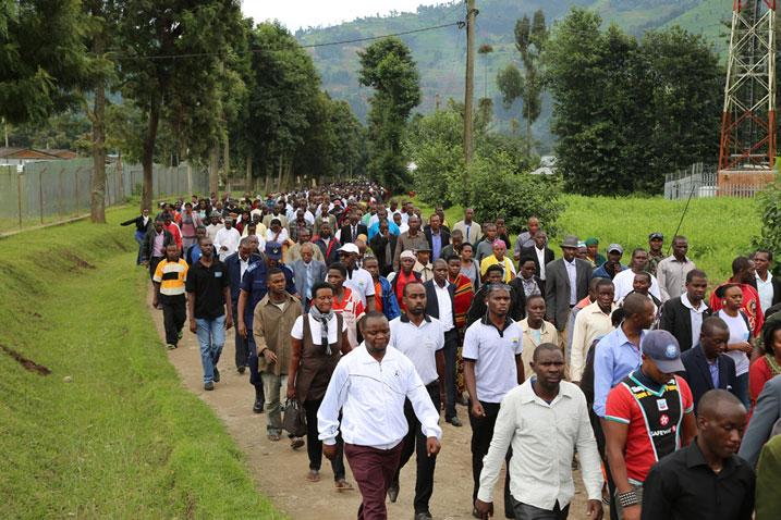 Abitabiriye umuhango bakoze urugendo rwo kwibuka imiryango yazimiye kubera Jenoside yakorewe Abatutsi.