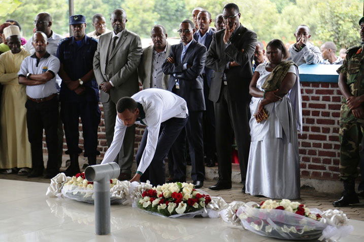 Charles Habonima uyobora GAERG ashyira indabo ku rwibutso rushyinguyemo abazize Jenoside yakorewe Abatutsi.