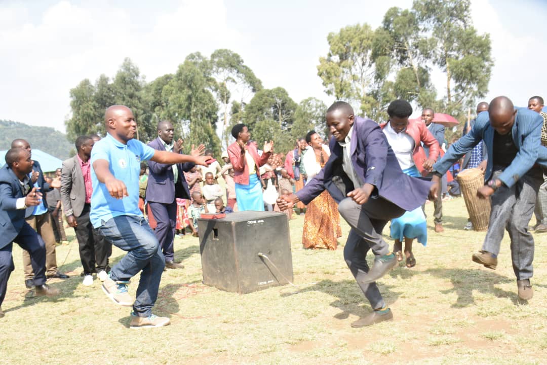 Abaturage bagize umwanya wo gucinya akadiho