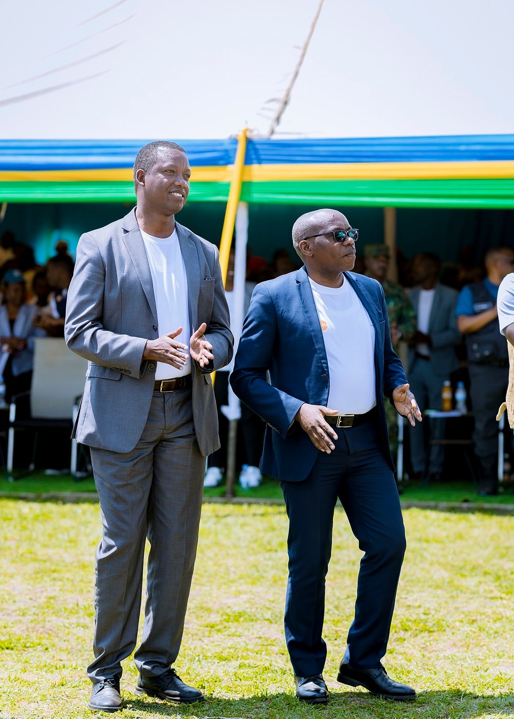 Guverineri w'Intara y'Iburengerazuba, Ntibitura Jean Bosco (wambaye indorerwamo) n'Umuyobozi w'Akarere ka Karongi, Muzungu Gerald, basabanye n'abaturage mu kwizihiza Umunsi Mpuzamahanga w'Abaturage