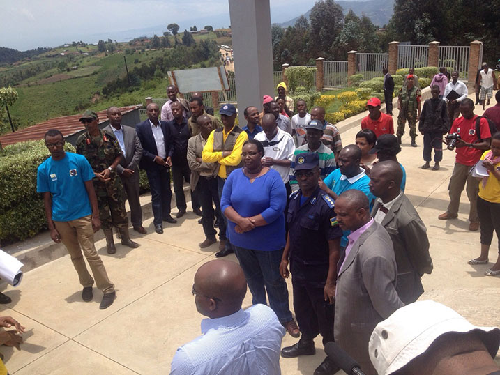 Abagize GAERG na AERG n'abayobozi banyuranye bakigera ku Rwibutso rwa Bisesero.