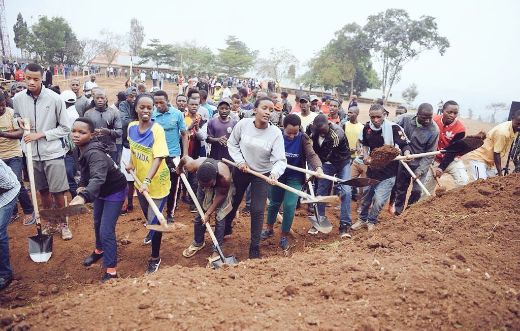 Abaturage bafatanyije n'abaturage mu muganda wo kuhatunganya