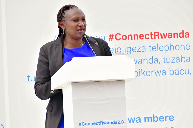 Guverineri Kayitesi asaba abahabwa telefone kutazigurisha ahubwo bakazifashisha baka serivisi zitandukanye