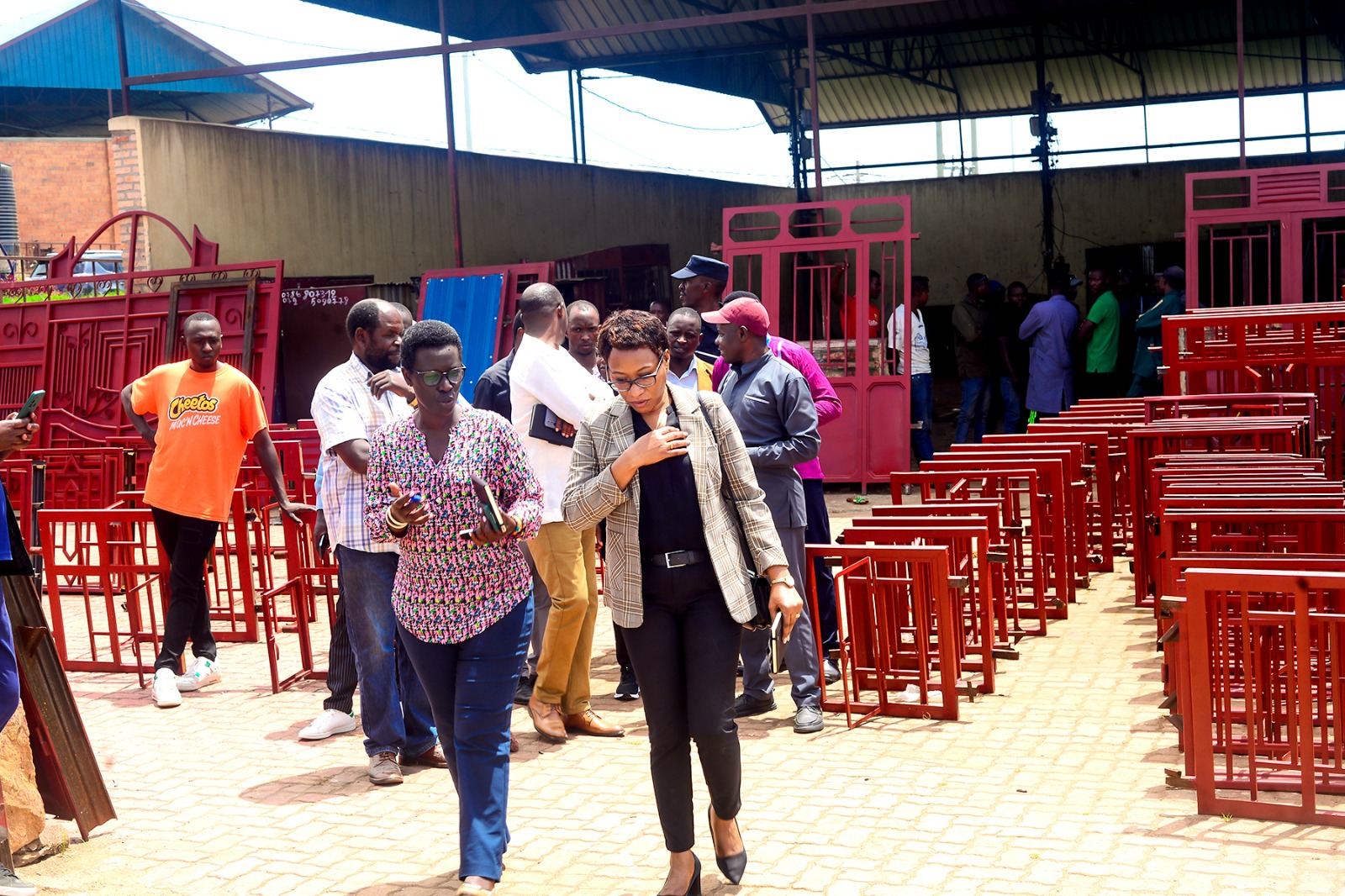 Minisitiri Bayisenge na Meya Kayitare bavuze ko bagiye kugira inama abasudirira mu gakiriro ka Muhanga bakishyira hamwe