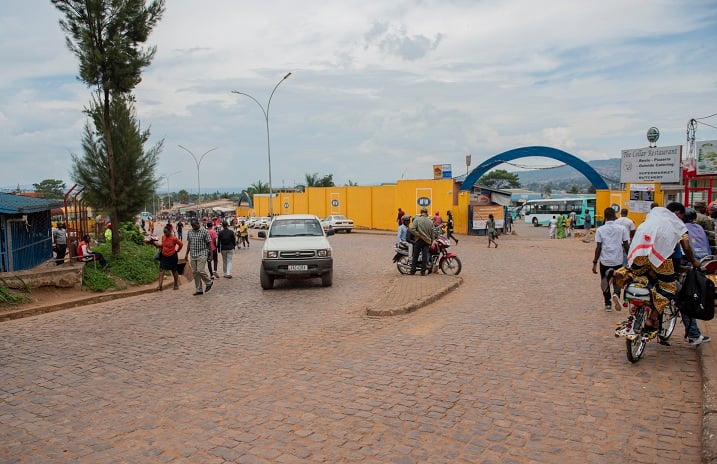 Iki kimenyetso kiri imbere ya gare imodoka zishobora kukigonga nijoro kuko nta matara akigaragaza