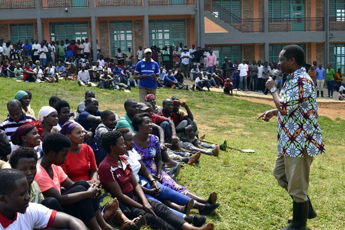 Minisitiri Shyaka avuga ko ibikombe by'ibikorwa by'umuganda muri Kamonyi na Rutsiro bigaragaza ko n'ahandi bishoboka