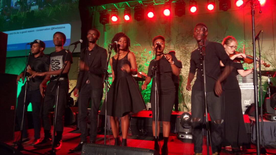 Itsinda ry'abize muzika ku nyundo niryo ryafashaga The Ben kuririmba 