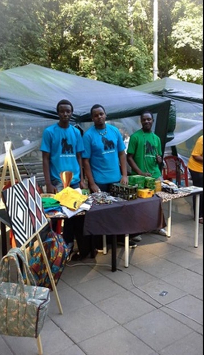 Abo basore ni abari bahagarariye imurikagurisha ry'Abanyarwanda.