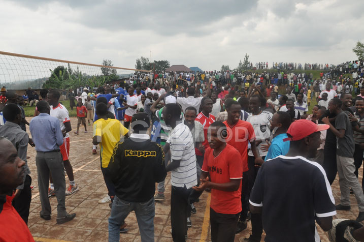 Abafana bahise birukira mu kibuga nyuma yo kwihererana Rayon Sports